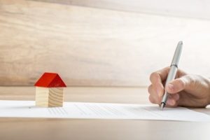 Suggerimenti sulle azioni da intraprendere nei confronti dei condomini che non versano gli oneri all’amministratore.