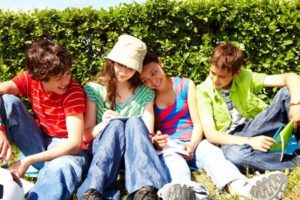 L’adolescenza è l’età forse più delicata dal punto di vista delle nuove esperienze e dei rischi ad esse connesse e il ruolo del genitore è sempre più complicato.