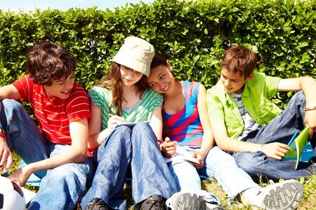 L’adolescenza è l’età forse più delicata dal punto di vista delle nuove esperienze e dei rischi ad esse connesse e il ruolo del genitore è sempre più complicato.