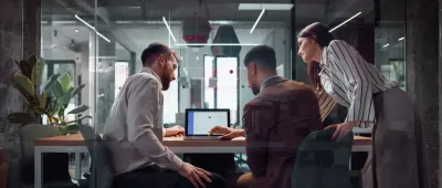 Team di esperti analizza dati su uno schermo per la compliance aziendale e il Modello 231.