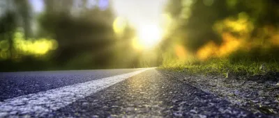 Strada che si estende verso l’orizzonte come metafora dell’analisi dei mercati potenziali e dello sviluppo commerciale B2B