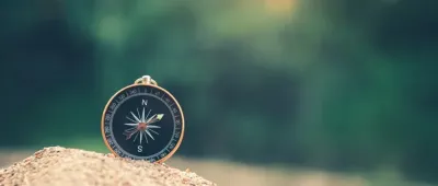 Bussola che simboleggia la guida strategica grazie alle informazioni commerciali e ai report aziendali Abbrevia.