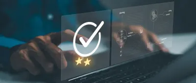 Rappresentazione concettuale del Rating di Legalità per Abbrevia S.p.A. Un professionista interagisce con un'interfaccia digitale futuristica in cui spiccano un grande segno di spunta (check) e due stelle dorate illuminate, a simboleggiare il punteggio ottenuto. Sullo sfondo, grafici e voci relative alla pianificazione e al controllo dei processi aziendali (Modello 231 e compliance).